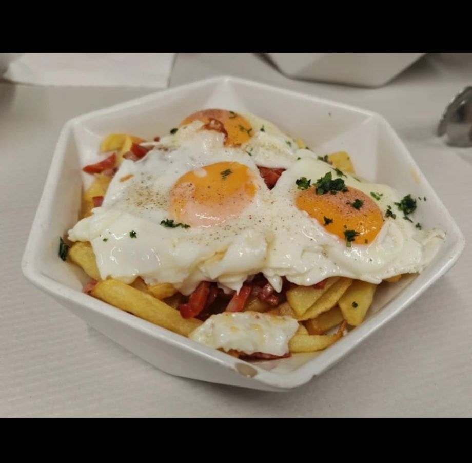 Batatas com ovos e presunto