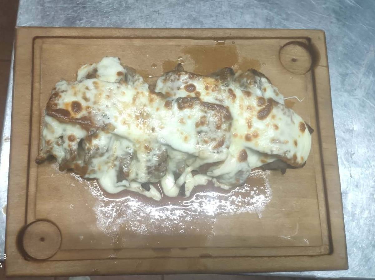 Bife com queijo gratinado